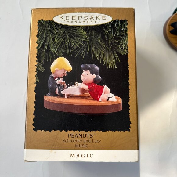 1996 Peanuts Schroeder and Lucy Magic Hallmark Ornament Box Piano Musical - Picture 2 of 5